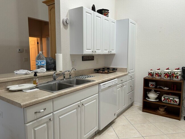 Building Photo - Charming 2 bedroom/ 2 bath condo
