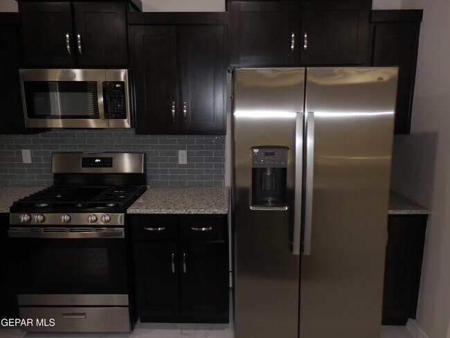 Building Photo - 552 Pne Vly Pl