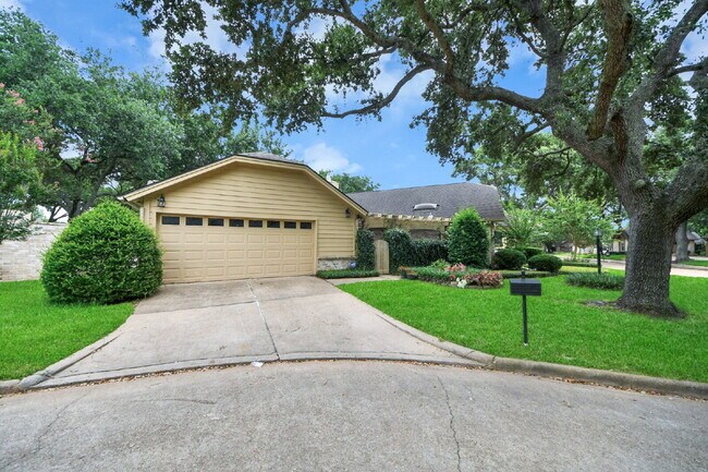 Building Photo - Freshly Remodeled Sugar Land Home with a Garden That Came Ready to Show Off