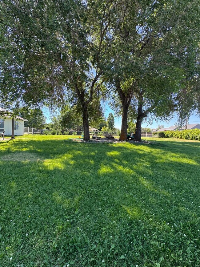 Building Photo - Expansive & Modern 4-Bedroom Home for Rent
