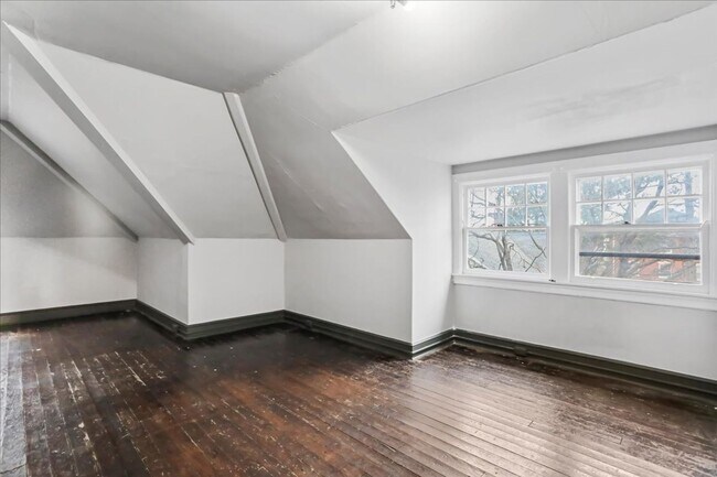 Building Photo - 1052 Edgar Ave