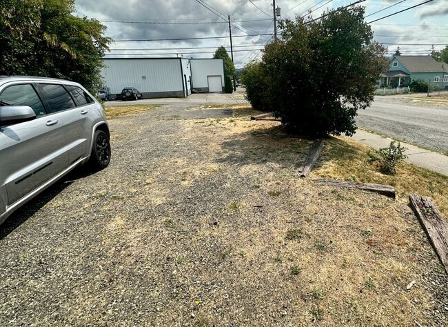 Building Photo - PRELEASING: Available September 2026! 3 bdrm/1 bath House!