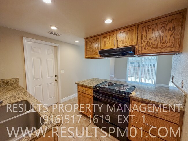 Building Photo - 5568 Hillsdale Blvd
