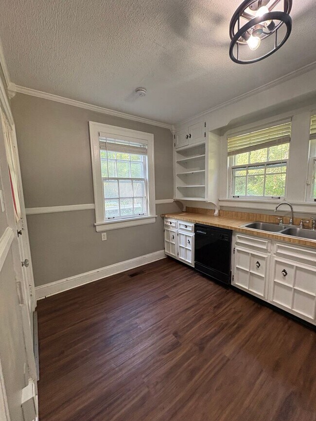 Building Photo - 783 Sanders Rd
