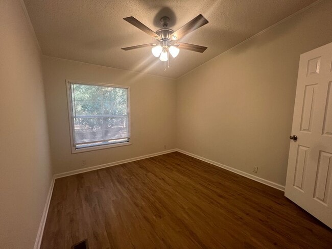 Building Photo - LEASING NOW FOR OCTOBER 2025!