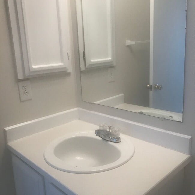 Building Photo - 4-Bed, 2 Bath home w/2-car garage in Federal Way, $3,300/mo.