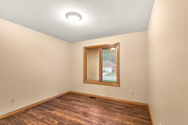 Building Photo - All brick home in Glendale schools!