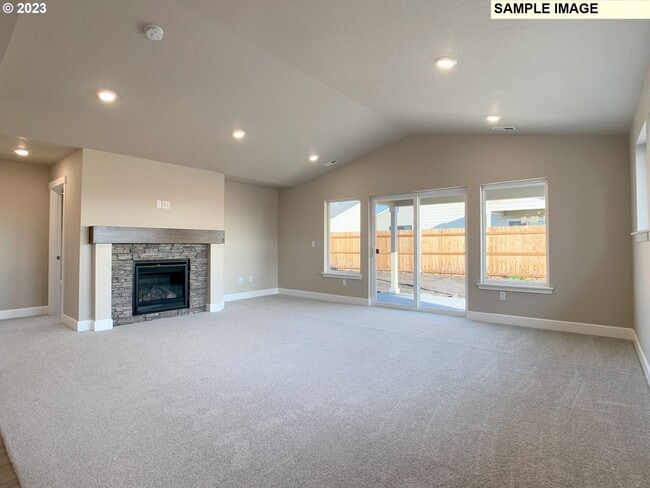 Building Photo - A Must see Hermiston Home!!