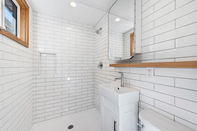 Building Photo - Super Charming South Laguna Studio