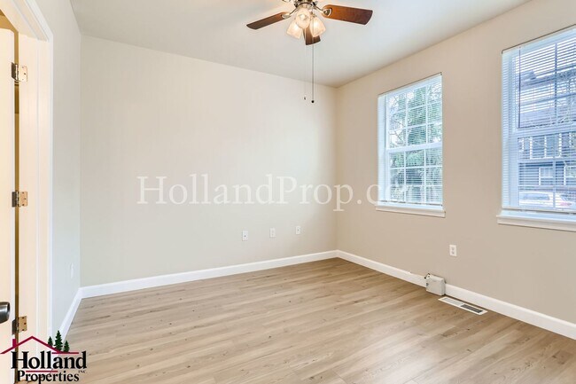 Building Photo - Stunning 4-Bedroom Townhouse with Dual Master Suites and Convenient 2-Car Garage in Hillsboro!