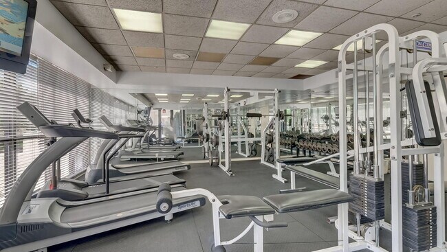 Building Photo - 2555 Collins Ave