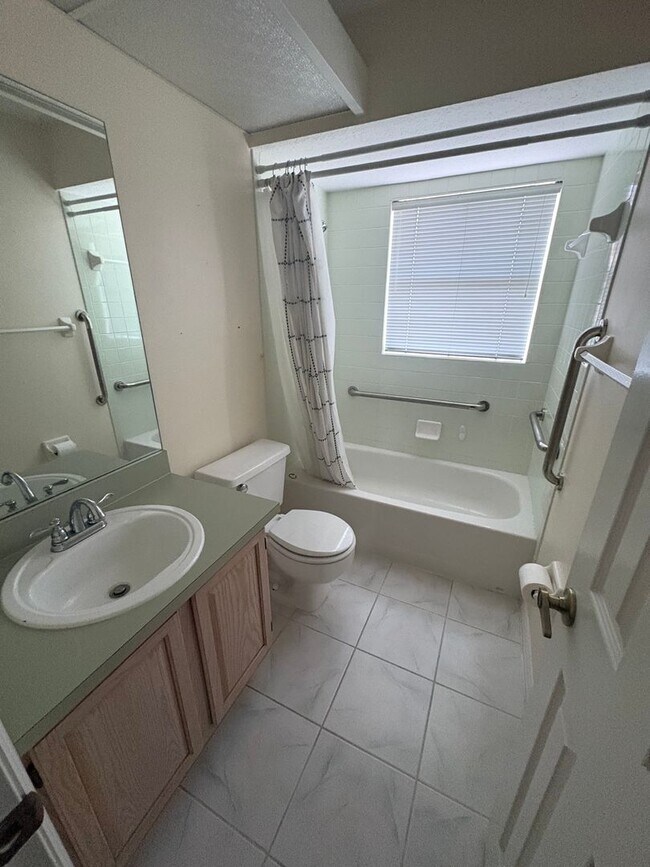 Building Photo - Beautiful 2Bed/2Bath with 2-Car Garage