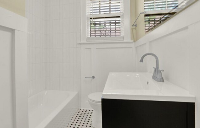 Building Photo - Historic 3 Bed 1 Bath Home