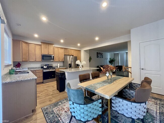 Building Photo - 4 br, 3.5 bath Townhome - 1733 Primrose Way