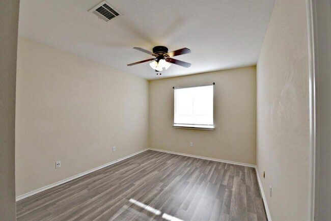 Building Photo - 105 Mesa Dr