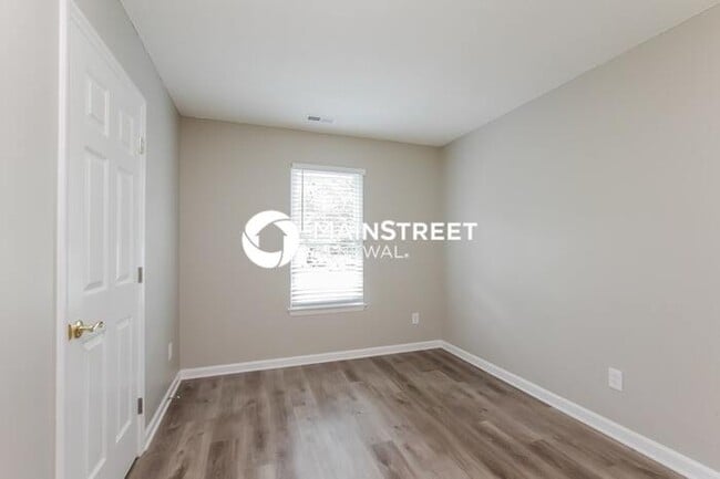 Building Photo - 3 Bedroom Pet-Friendly Home in CHARLOTTE, NC with Main Street Renewal