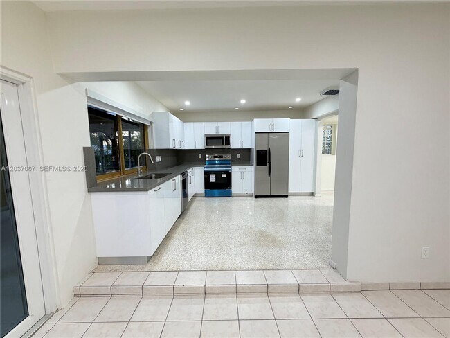Building Photo - 2134 SW 99th Ave