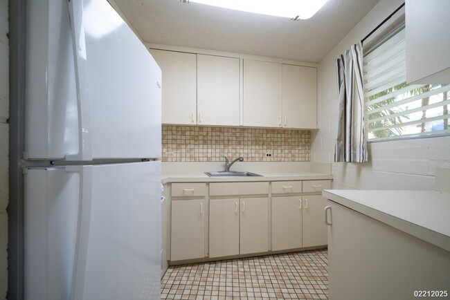 Building Photo - $1,790/ 1 BED / 1 BATH/ 1 PARKING IN MAKIKI