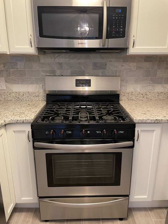 Building Photo - Well Maintained 2 Bedroom Condo w/Garage, ...