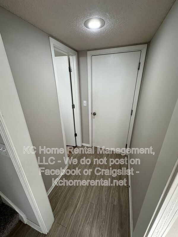 Building Photo - 8042 N Elmwood Ave