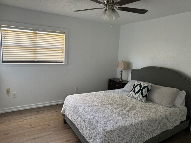 Building Photo - Fully furnished townhome for rent