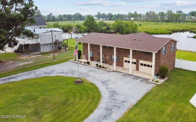 Building Photo - Waterfront 3 bedroom 2 bath