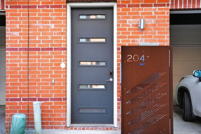 Building Photo - 4 Week Free Move-In Incentive!! Modern Luxury Townhome in Gated Community – Rooftop Balcony & Pre...