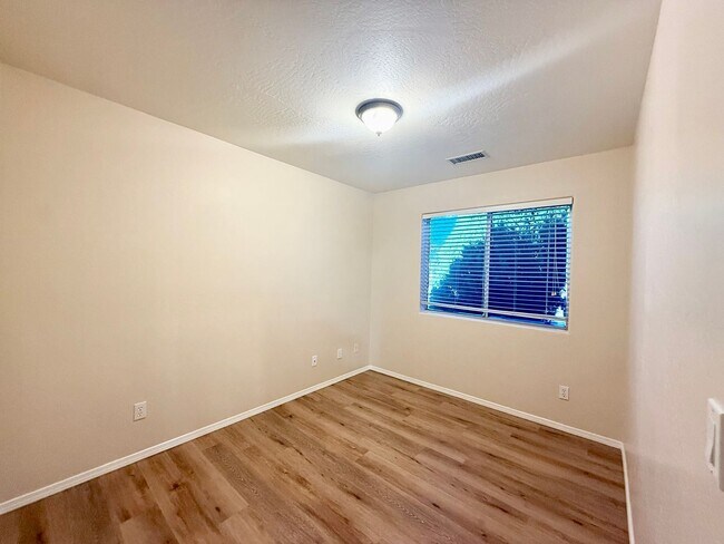 Building Photo - 821 Village Cir