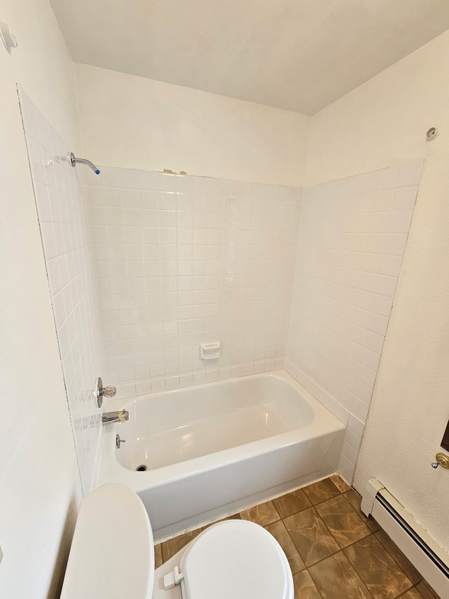 Building Photo - A lovely (1) one bedroom, (1) one bathroom Townhouse style condo!