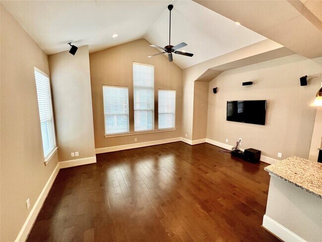 Building Photo - 736 Nicholson St