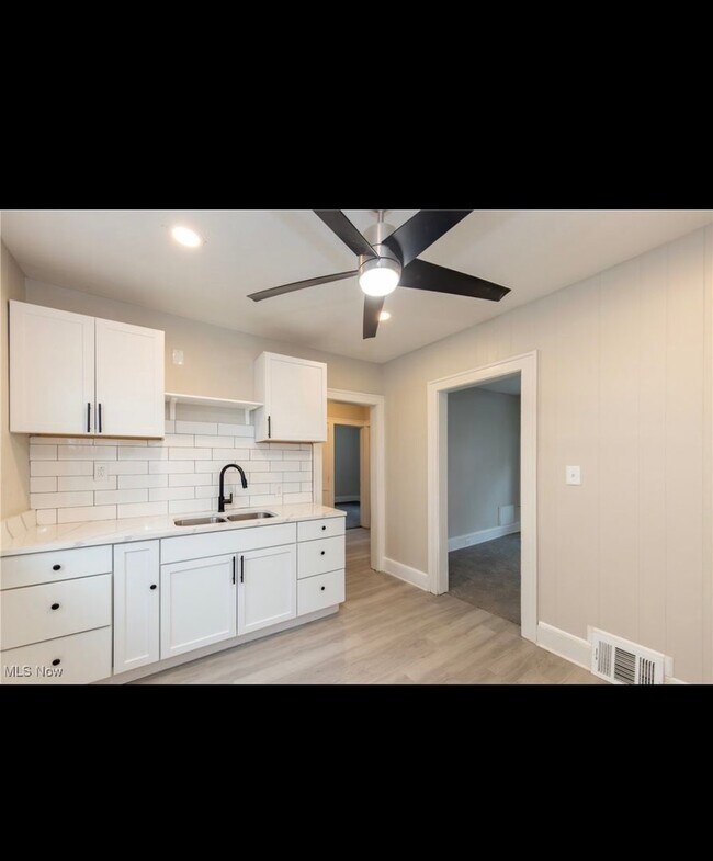 Building Photo - Charming 4-Bedroom Property in Prime Location