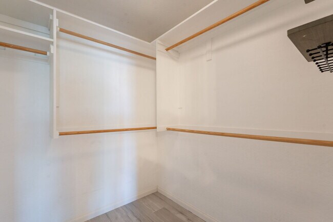 Building Photo - 1057 S Deerfield Ln