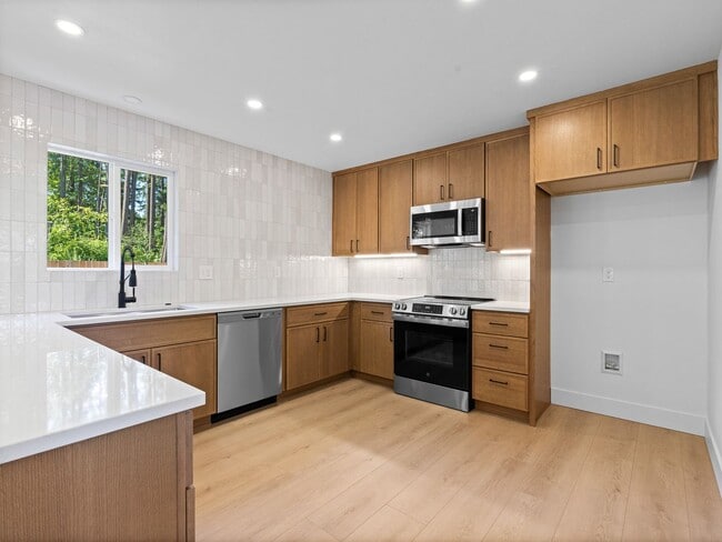 Building Photo - Light-Filled, Fully Remodeled 2?Bed / 1?Ba...
