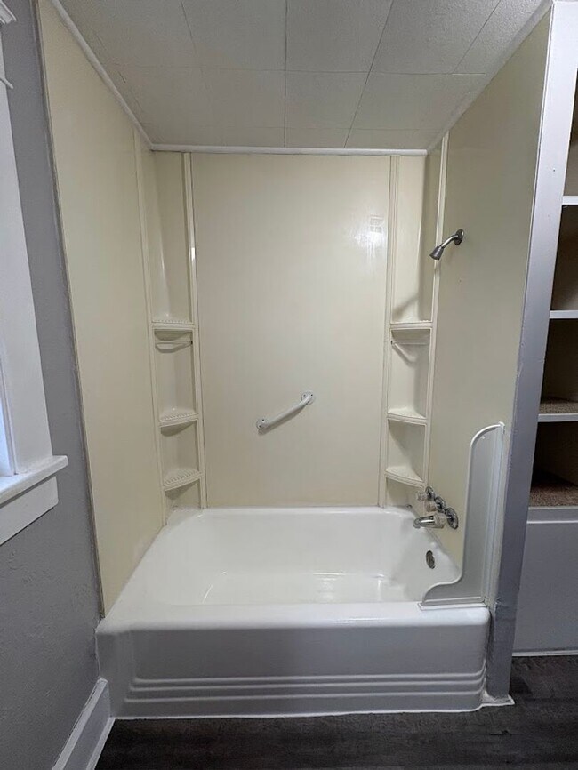 Building Photo - 1411 Spring Ave NE