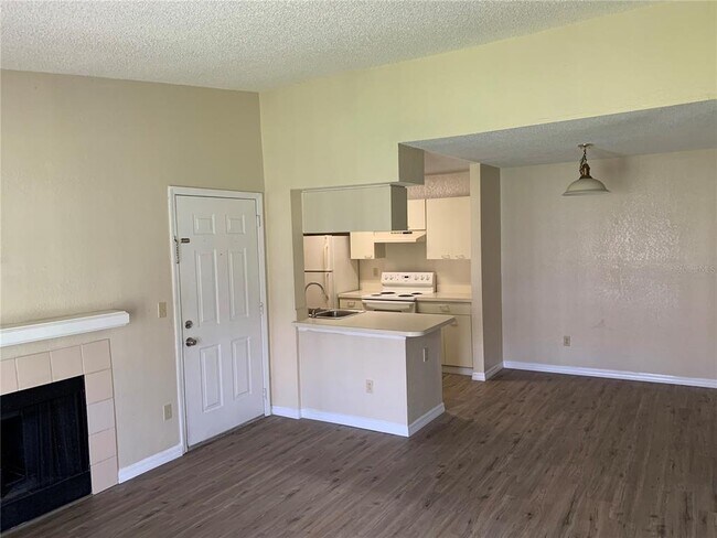 Building Photo - 2550 N Alafaya Trail