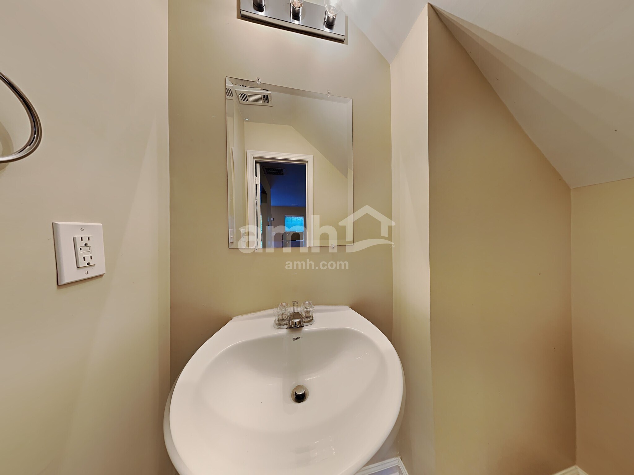 Building Photo - 2920 Mayfair Dr