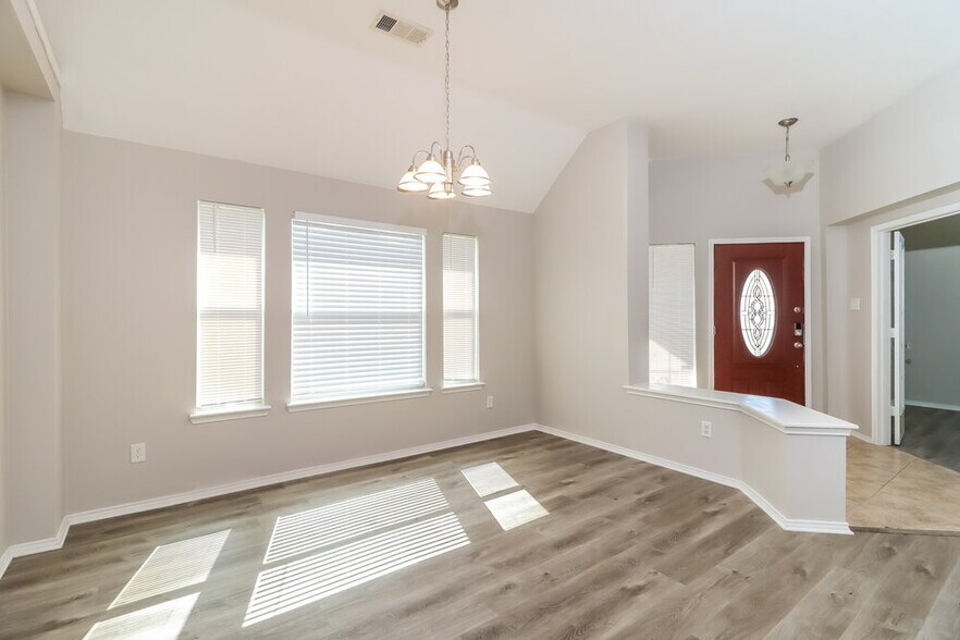 Building Photo - 4600 Summer Oaks Ln