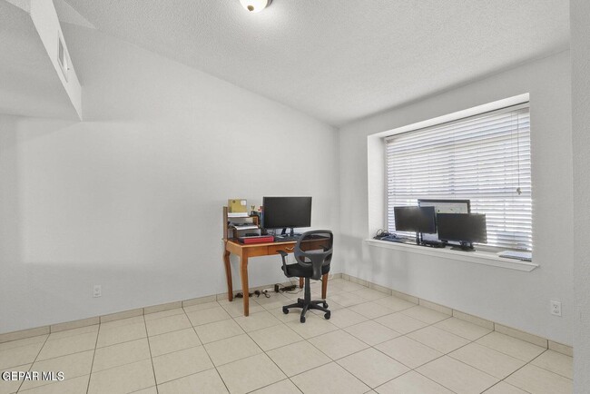 Building Photo - 10912 Loma De Luz Pl