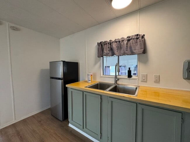 Building Photo - 1 BR 1Ba with enclosed Porch/Patio, fenced yard, RV Parking