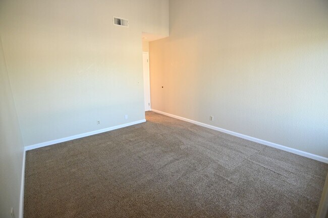 Building Photo - Nicely upated 2 Story Townhouse at Mansion Park with 2 Master Suites.