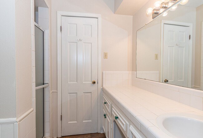 Building Photo - VERY large home in a great location!!