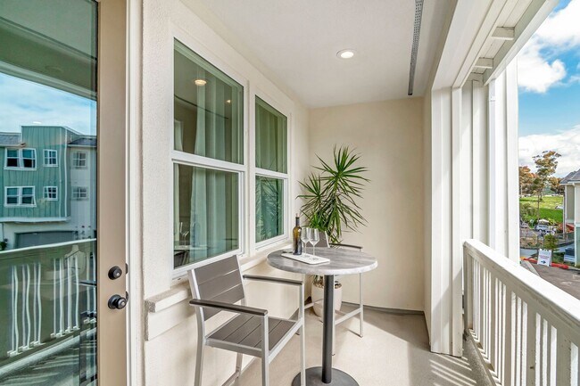 Building Photo - Stunning Fully Furnished Tri-Level Townhome 4BD/4BATHS! Central AC/Heat with Solar! 2 Car attache...