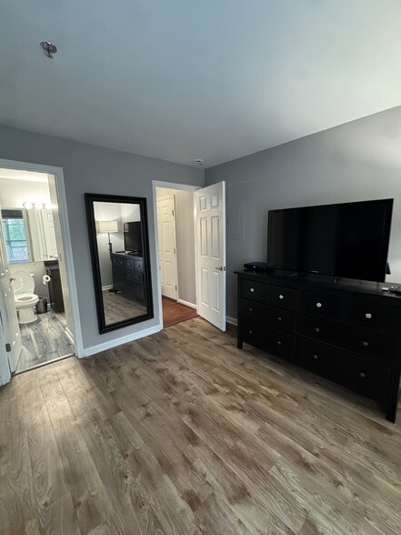 Building Photo - 513 N Graham St