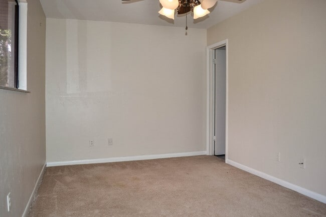 Building Photo - Charming 2BR/2.5BA End Unit Townhome with Fenced Backyard in Greenleaf – Pets Welcome!