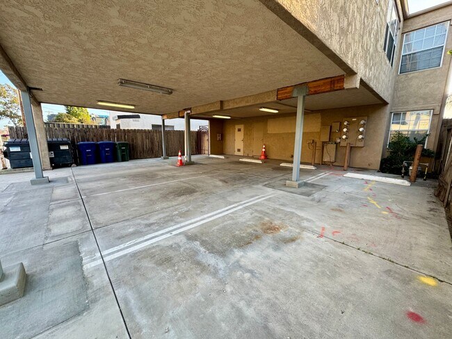 Building Photo - AVAILABLE NOW! 2BD/2BA IN NORMAL HEIGHTS! ...