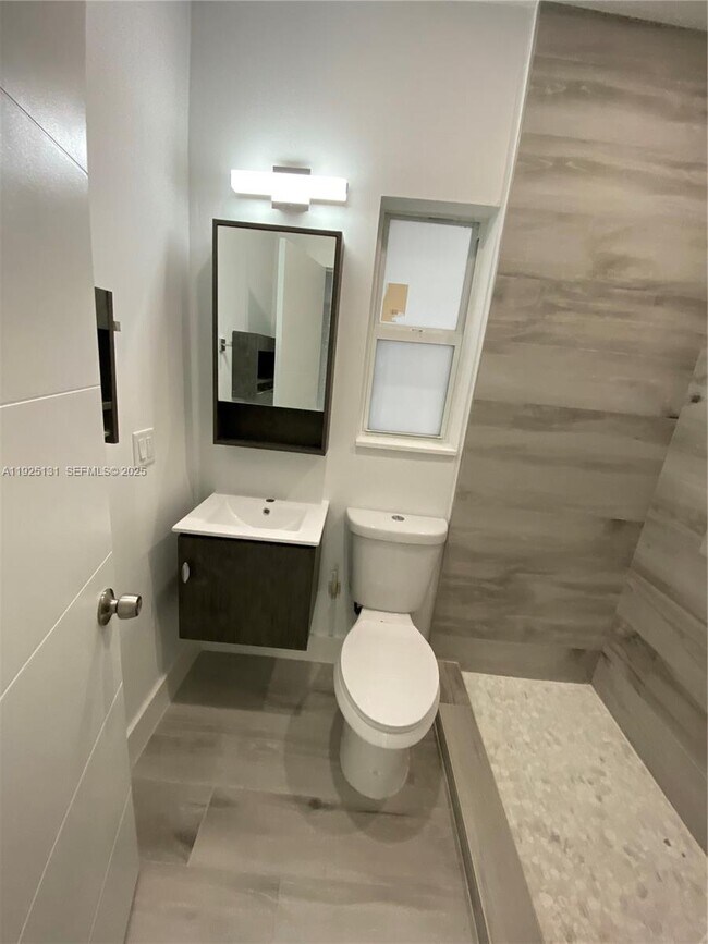 Building Photo - 837 SW 8th Ave