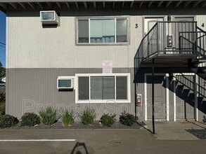 Building Photo - 911 E H St