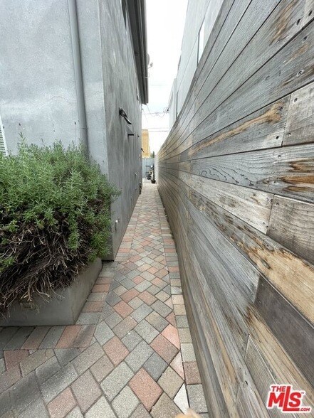 Building Photo - 926 California Ave