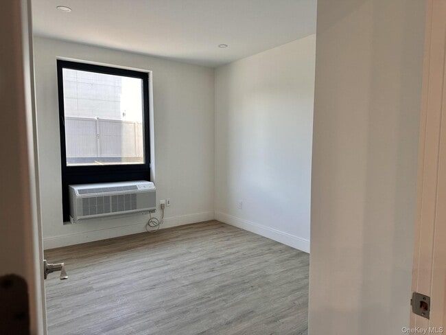 Building Photo - 362 W Merrick Rd