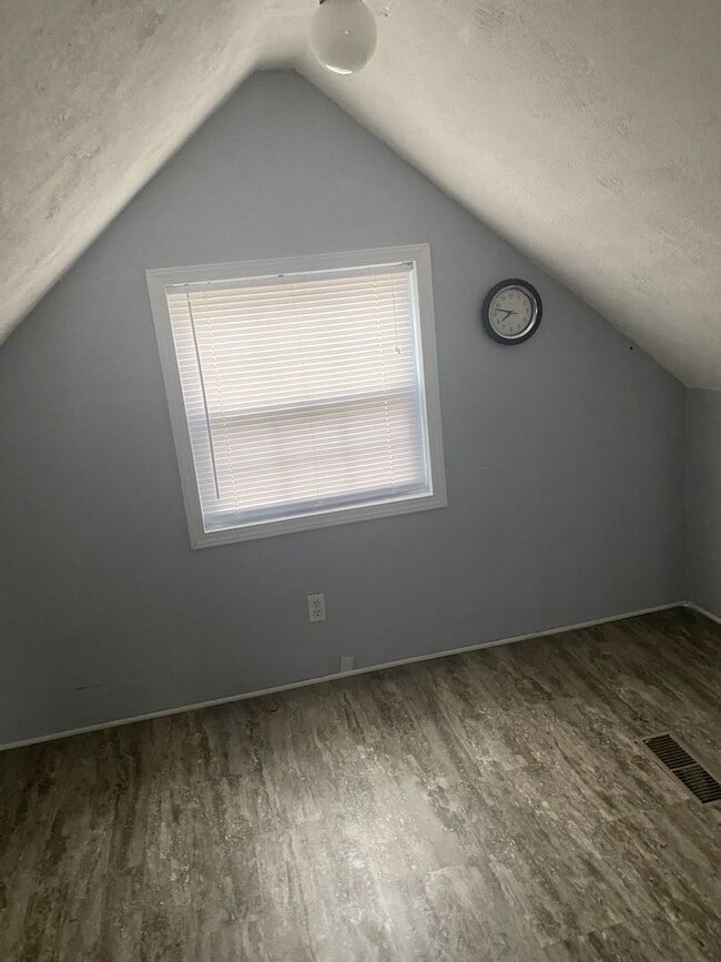 Building Photo - 2 bedroom 1 bath house  with fenced in yard available soon!